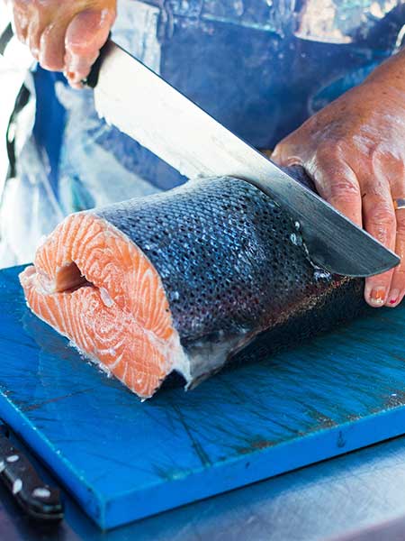 Trancio di pesce mentre viene sfilettato